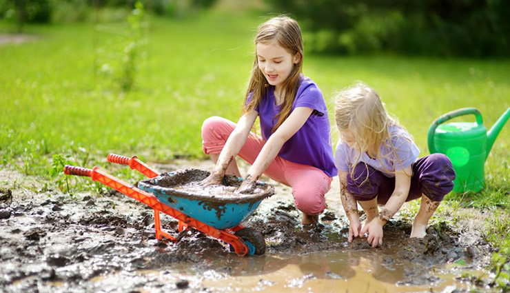 گل بازی کودک و بزرگسال با افسانه کرمی در کرج