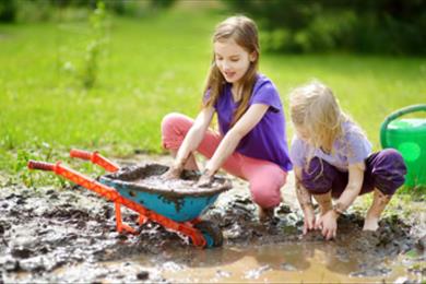 گل بازی کودک و بزرگسال با افسانه کرمی در کرج