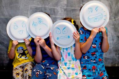 نقش بازی‌درمانی در رشد هوش هیجانی کودکان | روانشناسی موفقیت افسانه کرمی در کرج